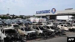 Kiégett autók egy parkolóban Nanterre-ben 2023. június 29-én