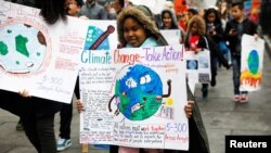 Učesnici osnovnih škola sudjeluju na prosvjedu protiv klimatskih promjena u svijetu, New York