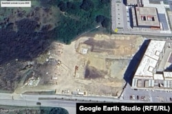 Na satelitskom snimku dostupnom na Google Earth iz juna 2025. vidi se početak radova iako u tom trenutku investitor nije imao potrebne dozvole.