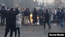 AI 2019-njy ýyldaky protestlerde azyndan 300 protestçiniň öldürilendigini aýdýar. 