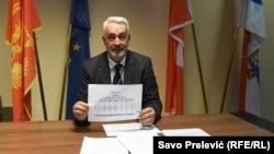 Mandatar Zdravko Krivokapić drži papir sa imenima za sastav nove Vlade u kojoj je 12, relativno nepoznatih kandidata za ministre. 