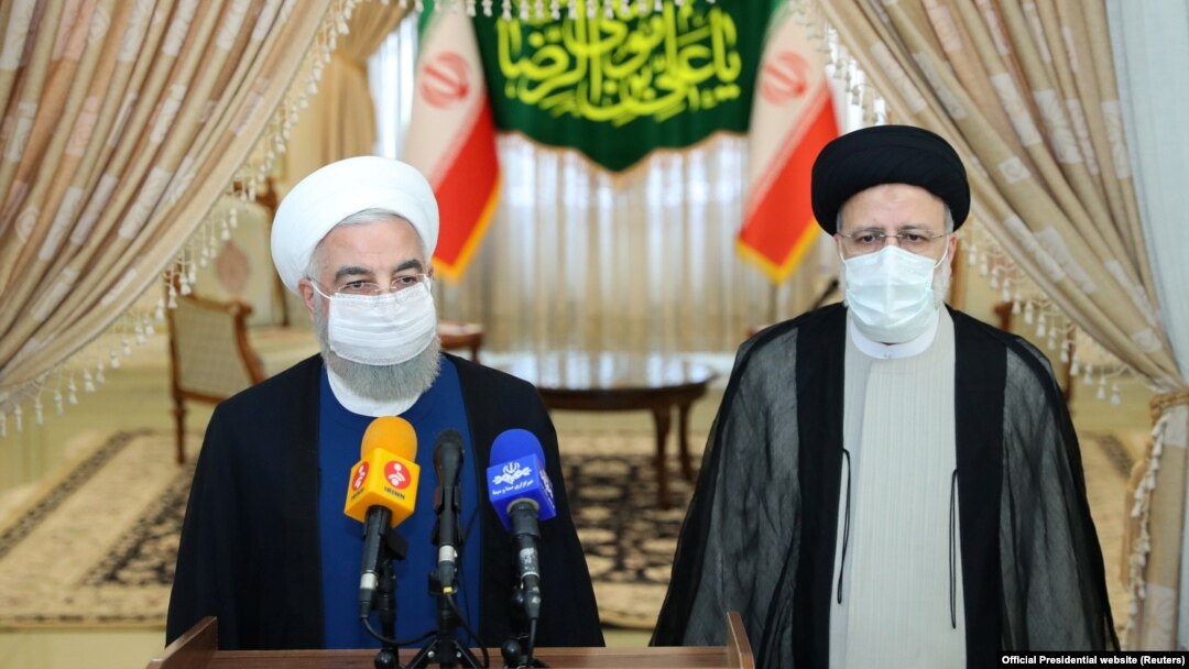 Dosadašnji iranski predsjednik Hasan Rohani (lijevo) i njegov nasljednik Ebrahim Raisi u prvom obraćanju medijima nakon izbora, Teheran (19. juni 2021.)