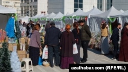 Täze ýyl bazary. Aşgabat. Ýanwar, 2025.
