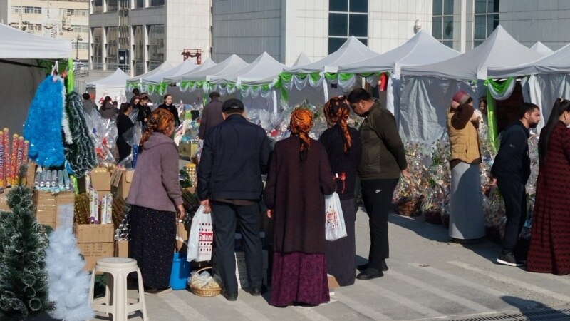 Býujetçilerden Täze ýyl sowgady üçin alnan pula zaýalanan azyk berildi