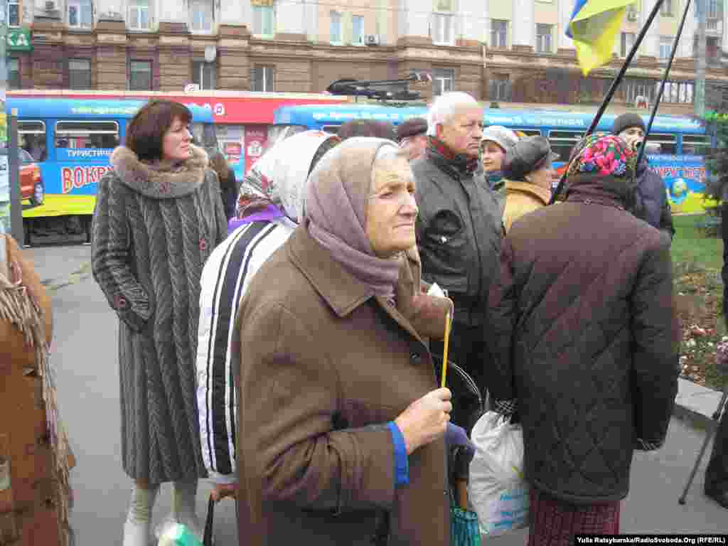 Ukraine -- Ukrainian citizens mourn Holodomor victims, Dnipropetrovsk, 23Nov2013