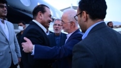 عاصم منیر، فرمانده ارتش پاکستان وارد تهران شد و مورد استقبال اسکندر مومنی وزیر کشور ایران قرار گرفت