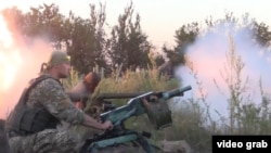 Ucraina - trupele guvernamentale fac schimb de foc cu separatiști în Pisky, lângă Donesk.