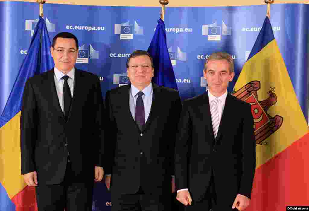 Fotografie oficială de grup, doi prim miniștri (Iurie Leancă și Victor Ponta) împreună cu Jose Manuel Barroso, președintele Comisiei Europene.