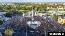 La Budapesta, mii de persoane au participat la manifestațiile de protest împotriva noii legislații care desființa practic Universitatea Central Europeană, 12 aprilie 2017 