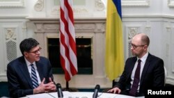 Джейкоб Лью (слева) и премьер-министр Украины Арсений Яценюк, Киев, январь 2015