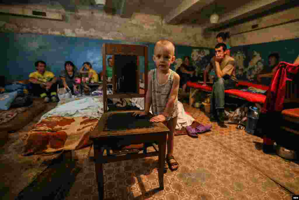 Locals hide in shelter in Ilovaysk, 50 kilometers from the eastern Ukrainian city of Donetsk. (epa/Sergei Ilnitsky)