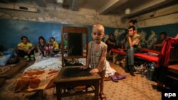 Мясцовыя жыхары ў сховішчs ў Ілавайскe (50 км ад Данецка)