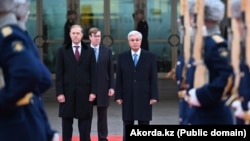 Wnukowo-2 howa menzilinde Tokaýewi Putin däl-de, premýer-ministriň birinji orunbasary Denis Manturow garşy aldy.