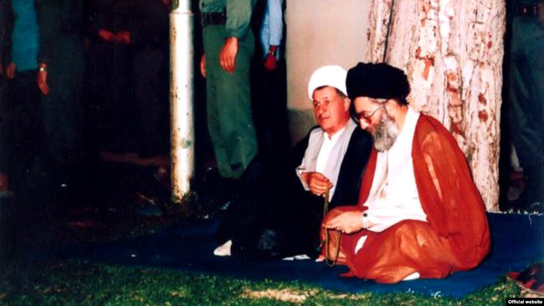 هاشمی رفسنجانی و آیت‌الله خامنه‌ای در سال‌های ابتدایی ریاست جمهوری هاشمی رفسنجانی