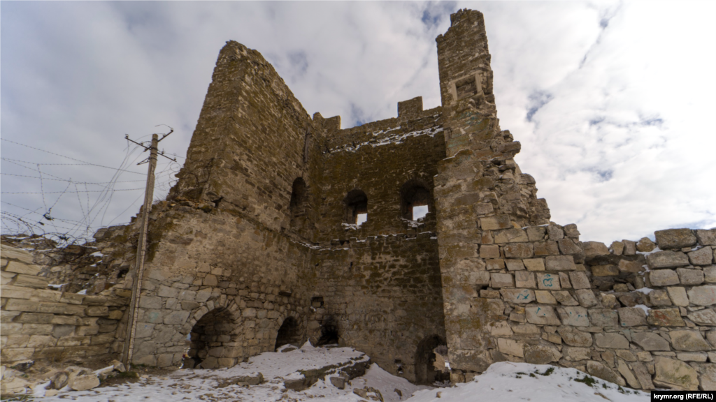 Двоярусна вежа відкритого типу зведена в 1348 році. На першому ярусі розташовувалися бійниці, на другому &ndash; вікна-амбразури. Верхню частину вежі, а саме &ndash; її бойовий майданчик, захищали зубці-мерлони. З північного та південного боку вежу продовжували кріпосні стіни