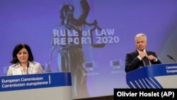 Єврокомісар ЄС з питань цінностей та прозорості Вєра Йоурова (ліворуч) та комісар ЄС з питань юстиції Дідьє Рейндерс представляють Доповідь про верховенство права в ЄС за 2020 рік. Брюссель, 30 вересня 2020 року