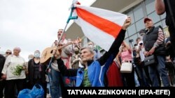 Учасники мітингу опозиції тримають біло-червоно-білий білоруський прапор. Мінськ, 7 червня 2020 року