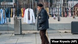 Демонстрантите закачија стотици вратоврски на оградата на косовската влада