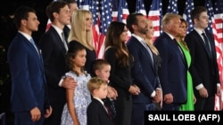 Раніше канал CNN повідомив із посиланням на свої джерела, що перша леді Меланія Трамп (друга праворуч) та чоловік доньки президента Іванки Джаред Кушнер (другий ліворуч) порадили йому змиритися з поразкою