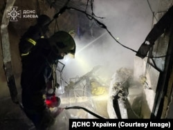 Гасіння пожежі, що виникла внаслідок російського повітряного удару по лікарні у Києві. Україна, 5 січня 2026 року