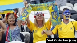 Донецьк, 15 червня 2012 року. Вболівальники за Національну збірну України з футболу під час «Євро-2012 » на стадіоні «Донбас Арена» (ілюстраційне фото)