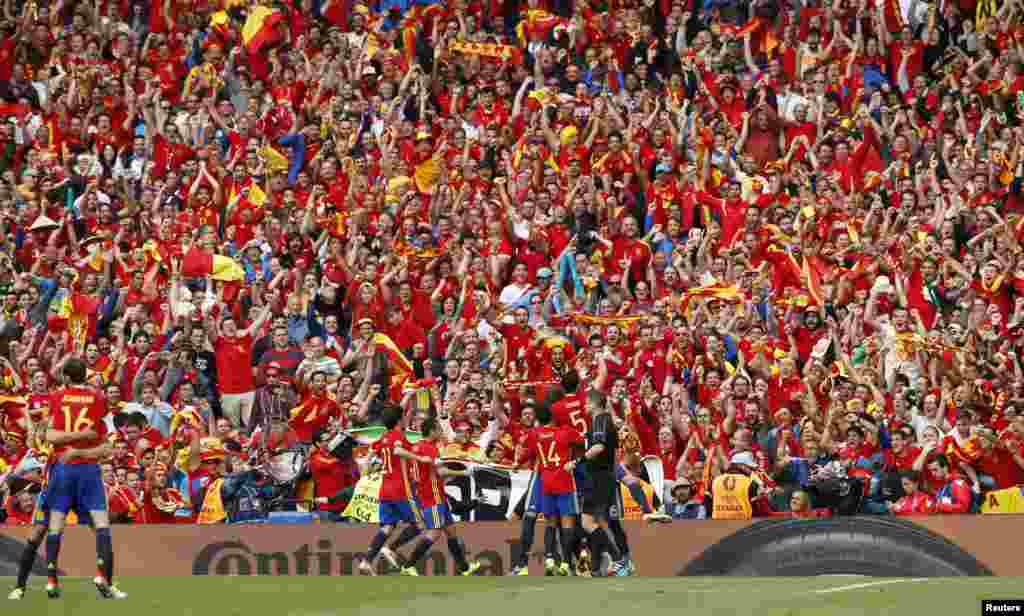 İspaniya millisi qələbəni qeyd edir. D qrupunda münarizə aparan komanda növbəti oyununa iyunun 17-də Türkiyə millisi ilə çıxacaq. Çexiya millisi isə elə həmin gün Xorvatiya yığması ilə görüşəcək. Qeyd edək ki, Xorvatiya ilk görüşdə Türkiyə millisini 1:0 hesabı ilə məğlub edib.