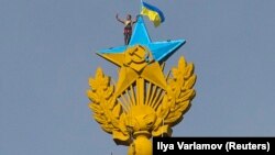 Имарат чокусуна орнотулган желек ошол эле күнү алынды. 20-август, 2014-ж. 