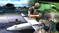 Украинский военнослужащий и ударный беспилотник на фоне пораженных военных объектов России. Фотоколлаж