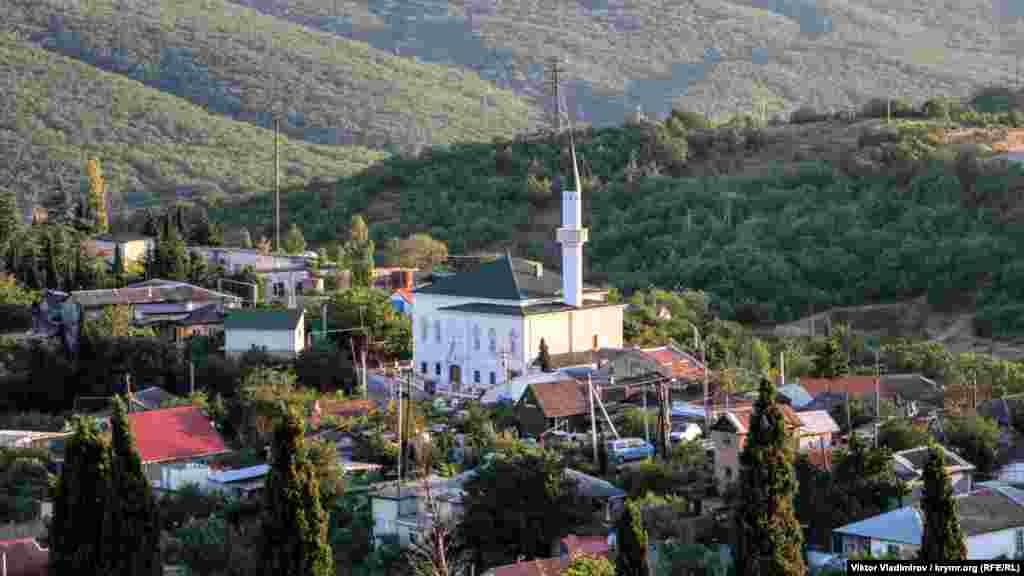 Köyni Körbek Cami yaraştıra. Caminiñ minaresi XX asırnıñ başında bozulğan edi, binanıñ özüni ise 1994 senesi yaqtılar. Amma 20 yıldan soñ onı Murat Ülker yañıdan tikledi, o, soñki mındaki imam Cami Devlet aci İslâmnıñ tornu ola. Özü imam ise 1933 senesi Stalin repressiyaları sebebinden Qırımdan Türkiyege çıqmağa mecbur oldı