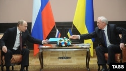 Микола Азаров та Володимир Путін під час зустрічі у Києві, 27 квітня 2010 року