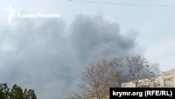 Ілюстраційне фото. Дим від палаючого нафтосховища над окупованим Севастополем, район Камишової бухти, квітень 2026 року