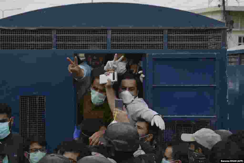 Пакистанські поліцейські арештовують лікарів і медпрацівників під час мітингу в Кветті 6 квітня. Понад 50 медичних працівників вимагали більш якісного захисного спорядження для лікування пацієнтів із COVID-19