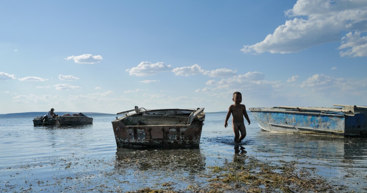Жігіттер кискасын жалайды, ал әйелі басқа жігіттің сигин сорады