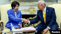 Американският президент Доналд Тръмп се ръкува с японската министър-председателка Санае Такаичи в Белия дом, 19 март 2026 г.