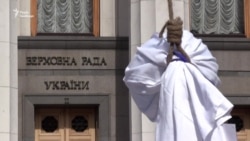 Активісти встановили «шибеницю для НАБУ» біля Верховної Ради (відео)