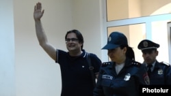 Armenia - Opposition activist Andrias Ghukasian waves to supporters in a courtroom in Yerevan, 7 May 2018.