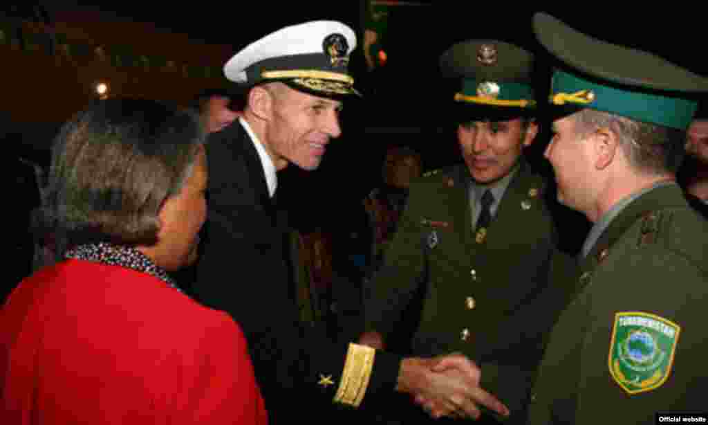 Türkmen delegasiýasynyň ýolbaşçylary Aşgabadyň aeroportynda hoşlaşýarlar 