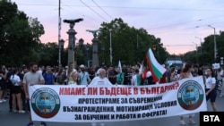 "Имаме ли бъдеще". Защо млади медици излязоха на протест