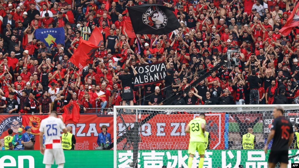 Mbështetësit e Shqipërisë mbajnë një slogan me mbishkrimin "Kosova është Shqipëri" gjatë ndeshjes mes Kroacisë dhe Shqipërisë në Euro 2024 në Hamburg, Gjermani, më 19 qershor.