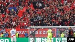 Mbështetësit e Shqipërisë mbajnë një slogan me mbishkrimin "Kosova është Shqipëri" gjatë ndeshjes mes Kroacisë dhe Shqipërisë në Euro 2024 në Hamburg, Gjermani, më 19 qershor.