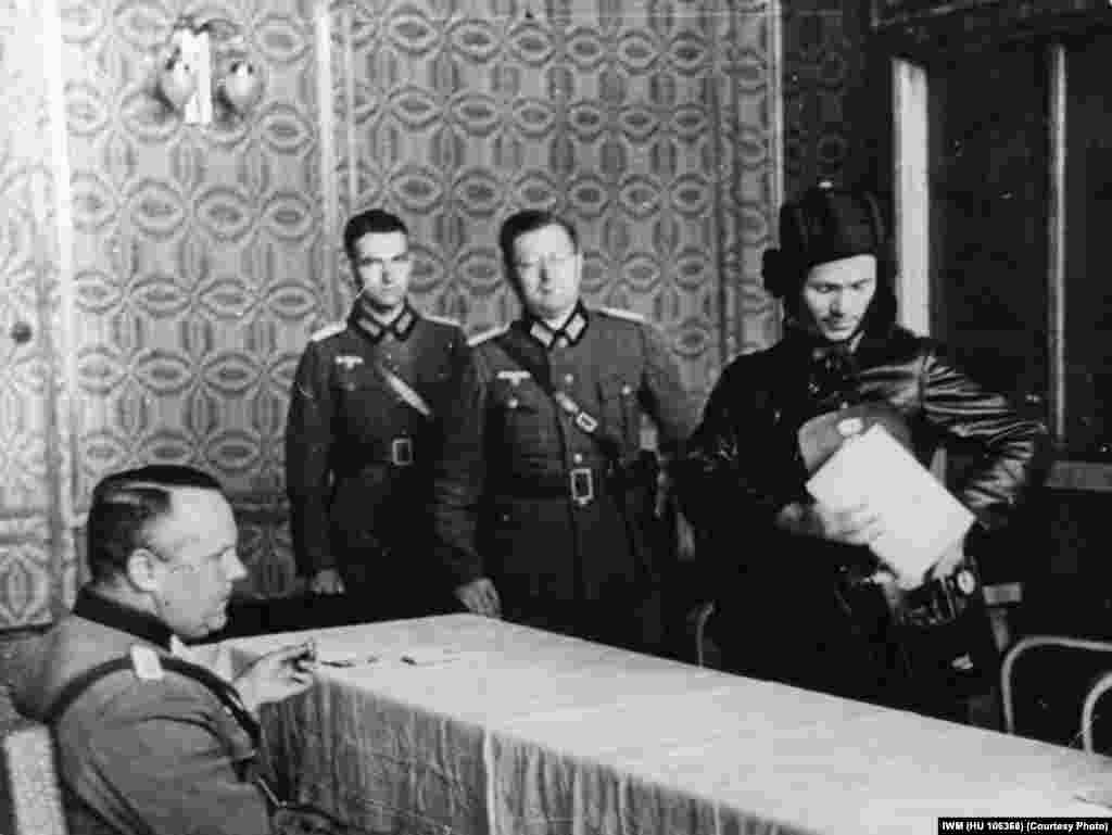 Савецкі камісар Уладзімер Баравіцкі сустракаецца з нямецкімі афіцэрамі ў захопленым Берасьці, каб абмеркаваць падзел Польшчы паміж дзьвюма арміямі.