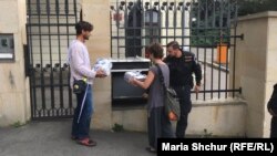 Акции гражданских активистов нередко проводятся у проходной посольства РФ в Праге