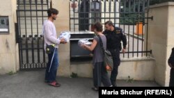 Чэскія грамадзянскія актывісты каля амбасады Расеі ў Празе падчас акцыі за вызваленьне украінскага палітвязьня Алега Сянцова, архіўнае фота.