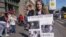 Участница пикета на Невском проспекте, 9 июля 2016