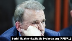 Сторона обвинувачення запросила для Медведчука взяття під варту до 10 липня з альтернативою внесення застави у 300 мільйонів 930 тисяч гривень. Сторона захисту – взяття депутата на поруки