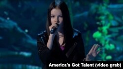 America's Got Talent шоуында өнер көрсетіп тұрған Данэлия Тулешова.