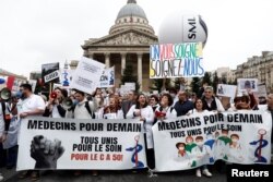 Medicii de familie și cei generaliști din Franța se află în grevă. Reprezentanții „Medicilor pentru Mâine” au organizat un marș, la Paris, la data de 5 ianuarie. Ei au cerut creșterea tarifelor pentru consultații de la 25 la 50 de euro.