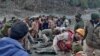 امدادگران هند مشغول جمع‌آوری اجساد کشته‌شدگان حادثه فروریختن یخچال‌های طبیعی در روز یک‌شنبه