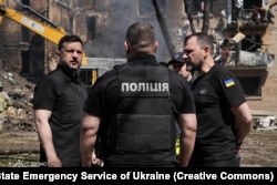 Президент України Володимир Зеленський і міністр внутрішній справ Ігор Клименко на місці російського удару по житловому будинку у Шевченківському районі Києва. Україна 24 травня 2026 року