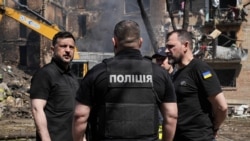 Президент України Володимир Зеленський та очільник МВС Ігор Клименко біля зруйнованого будинку внаслідок російської атаки. Київ, 24 травня 2026 року